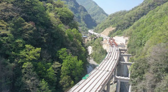 四川九绵高速LJ25合同段跌水岩大桥右幅T梁顺利架设完成