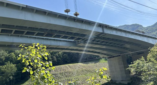 四川九绵高速LJ25合同段阳塘坝大桥右幅钢箱梁吊装顺利合拢