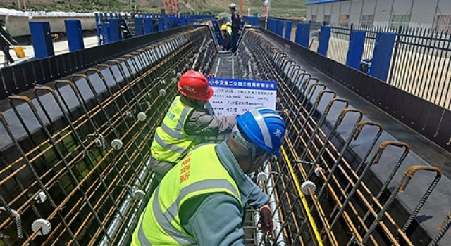 川藏公路G318线提质改造工程戛日松多至左贡县段（东达山越岭）、左贡过境段项目首件20m预制箱梁顺利预制完成